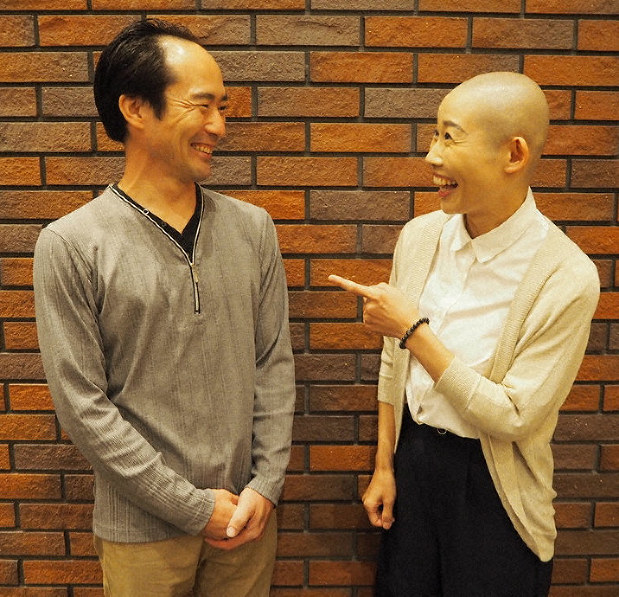 落語家の露の団姫さん(右)と太神楽曲芸師の豊来家大治朗さん=兵庫県尼崎市で