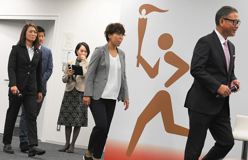東京五輪聖火リレー 最初のランナーに なでしこジャパン 写真特集2 11 毎日新聞
