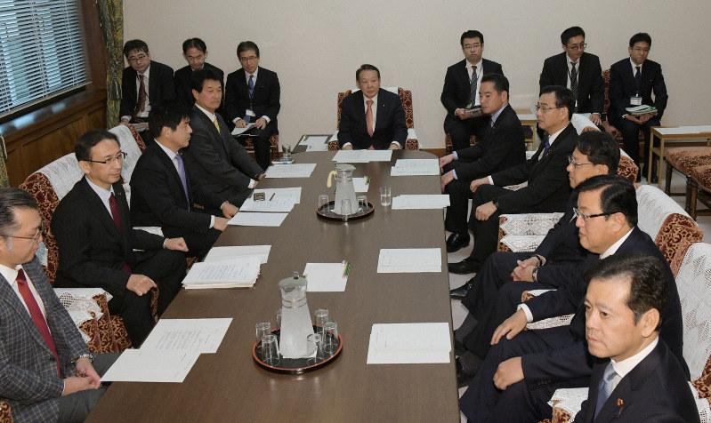 衆院内閣委員会理事会に臨む与野党の議員たち=国会内で2019年12月17日午前10時26分、川田雅浩撮影