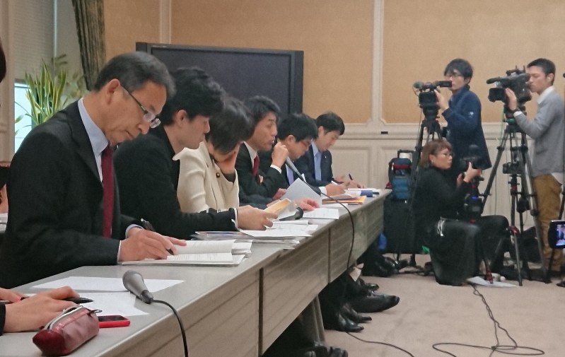 桜を見る会のヒアリングを行う野党議員ら=衆議院本館で2019年12月17日、塩田彩撮影