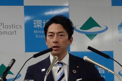 閣議後記者会見で、炭素税などのカーボンプライシングについて「議論を深める必要がある」と述べた小泉進次郎環境相＝東京都千代田区で2019年12月17日、岩崎歩撮影