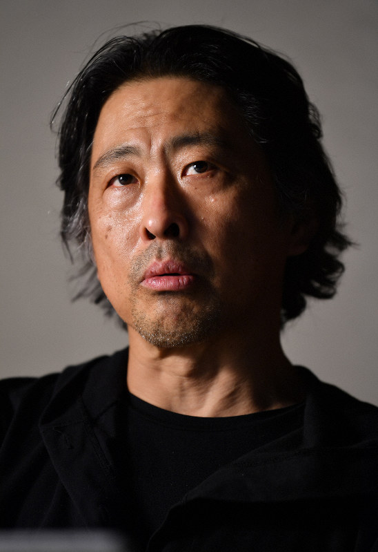 インタビューに答える社会学者の立岩真也さん=東京都千代田区で2019年11月25日、宮間俊樹撮影