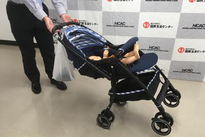 ハンドルに荷物をかけると、バランスが崩れ転倒しやすくなる。国民生活センターが人形を乗せて実験した＝東京都港区で2019年12月12日午後2時12分、岡礼子撮影