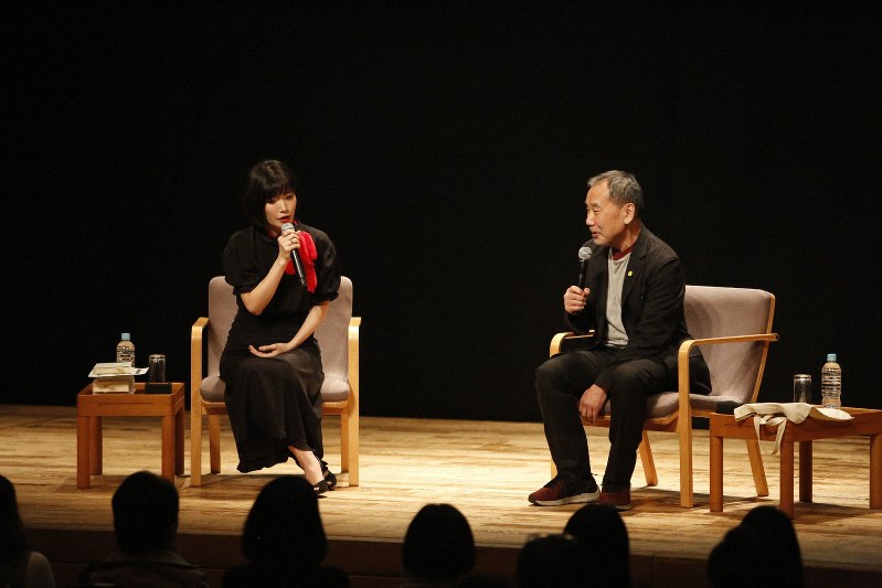 朗読会で語り合う村上春樹さん(右)と川上未映子さん=東京都渋谷区の紀伊国屋サザンシアターTAKASHIMAYAで2019年12月17日(新潮社提供)