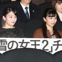 「アナと雪の女王２」のチャリティー上映会に臨まれる秋篠宮家の長女眞子さま（左）と次女佳子さま＝東京都港区のＴＯＨＯシネマズ六本木ヒルズで２０１９年１２月１０日、玉城達郎撮影