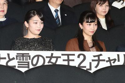 「アナと雪の女王２」のチャリティー上映会に臨まれる秋篠宮家の長女眞子さま（左）と次女佳子さま＝東京都港区のＴＯＨＯシネマズ六本木ヒルズで２０１９年１２月１０日、玉城達郎撮影