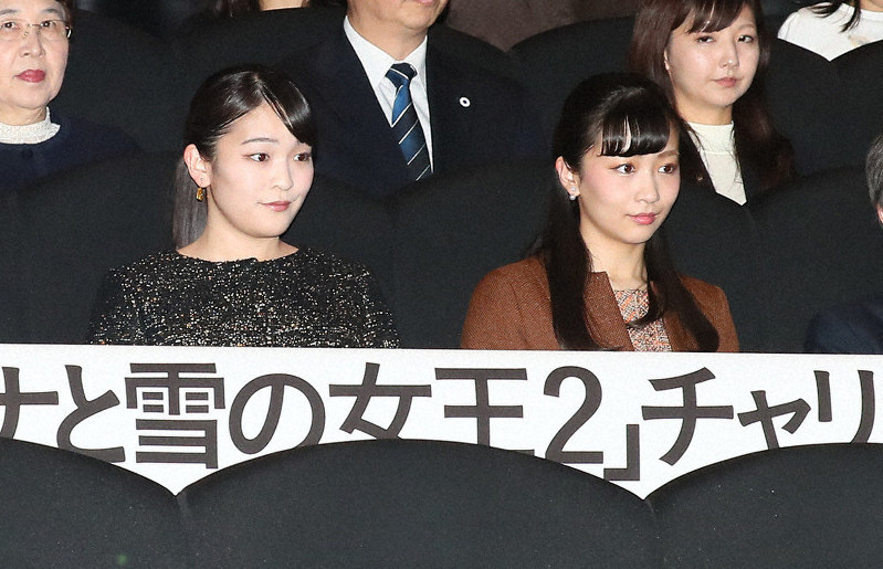 「アナと雪の女王2」のチャリティー上映会に臨まれる秋篠宮家の長女眞子さま(左)と次女佳子さま=東京都港区のTOHOシネマズ六本木ヒルズで2019年12月10日、玉城達郎撮影