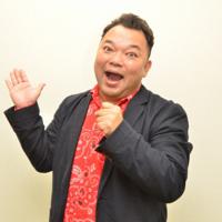 単独トークライブを開く歌謡ショー司会者、西寄ひがしさん＝大阪市内で、前本麻有撮影