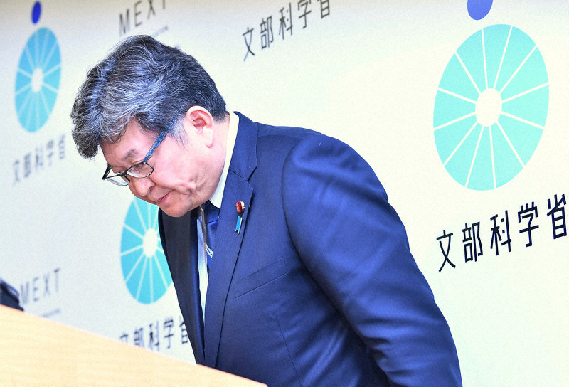 記者会見を終え、一礼する萩生田光一文科相＝文部科学省で２０１９年１２月１７日午前１０時１６分、宮間俊樹撮影