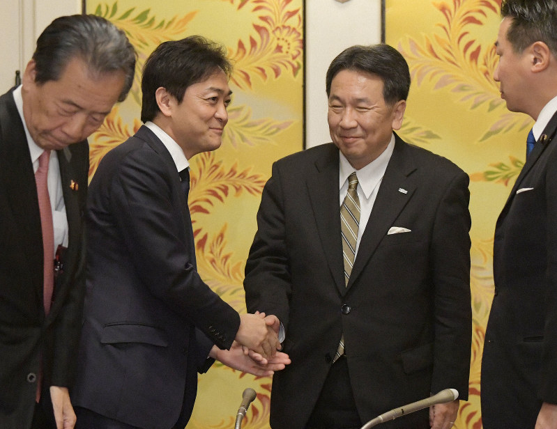 党首会談とその後の記者会見を終えて握手する立憲民主党の枝野幸男代表(中央右)と国民民主党の玉木雄一郎代表(同左)=国会内で2019年12月17日午後4時33分、川田雅浩撮影