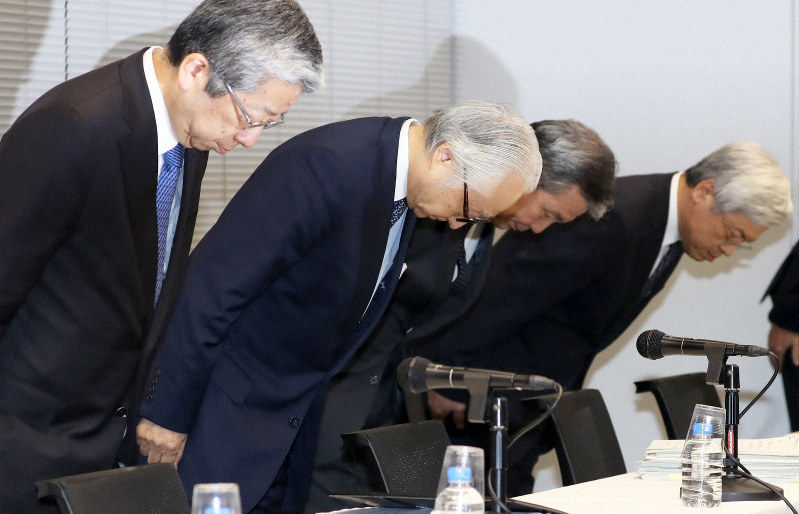 かんぽ生命保険の不正販売問題で、特別調査委員会の最終報告を受けて記者会見を開き、冒頭に一礼する日本郵政の長門正貢社長(左から2人目)ら=東京都千代田区で2019年12月18日午後5時2分、小川昌宏撮影