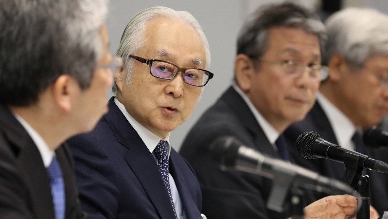かんぽ生命保険の不正販売問題で、記者会見する日本郵政の長門正貢社長(左から2人目)=東京都千代田区で2019年12月18日、小川昌宏撮影