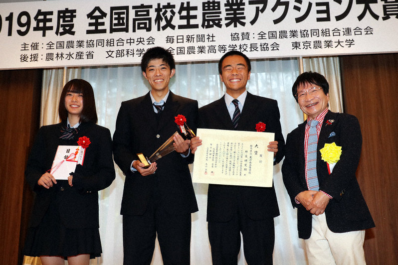 大賞に決まり笑顔を輝かせる野菜研究班の代表と審査委員長の尾木直樹さん(右端)