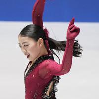 女子ＳＰで演技する紀平梨花＝東京・国立代々木競技場で２０１９年１２月１９日午後８時１７分、佐々木順一撮影