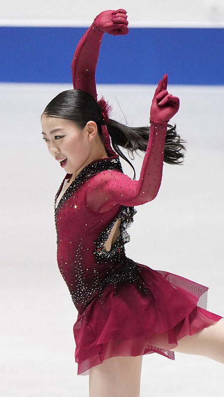 女子ＳＰで演技する紀平梨花＝東京・国立代々木競技場で２０１９年１２月１９日午後８時１７分、佐々木順一撮影