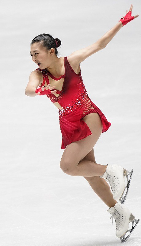 女子ＳＰで演技する坂本花織＝東京・国立代々木競技場で２０１９年１２月１９日、佐々木順一撮影