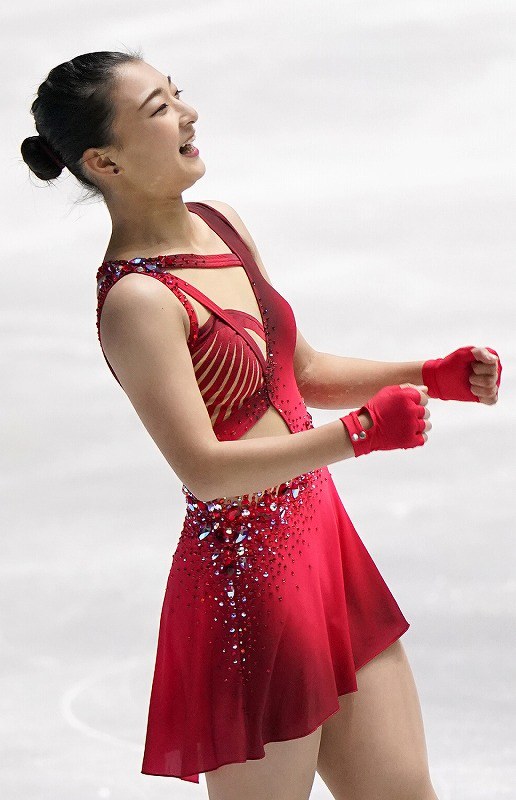 女子ＳＰの演技を終え、小さくガッツポーズする坂本花織＝東京・国立代々木競技場で２０１９年１２月１９日、佐々木順一撮影
