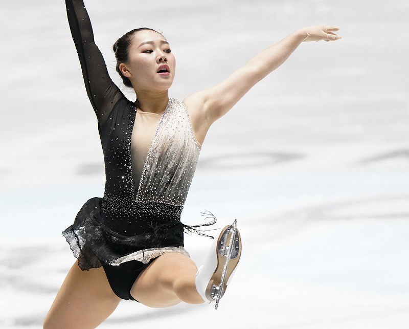 女子ＳＰで演技する樋口新葉＝東京・国立代々木競技場で２０１９年１２月１９日、佐々木順一撮影