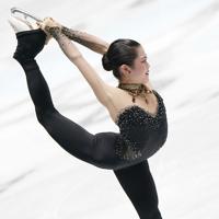 女子ＳＰで演技する宮原知子＝東京・国立代々木競技場で２０１９年１２月１９日、佐々木順一撮影