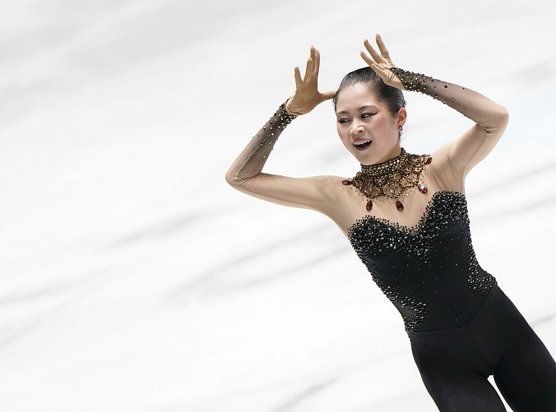 女子ＳＰで演技する宮原知子＝東京・国立代々木競技場で２０１９年１２月１９日、佐々木順一撮影