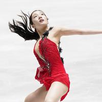 女子ＳＰで演技する本田真凜＝東京・国立代々木競技場で２０１９年１２月１９日、佐々木順一撮影