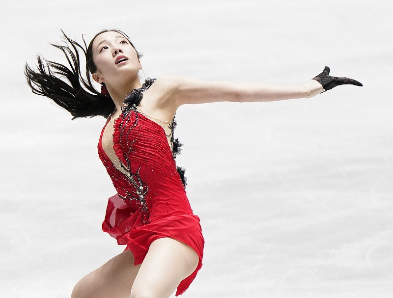 女子ＳＰで演技する本田真凜＝東京・国立代々木競技場で２０１９年１２月１９日、佐々木順一撮影