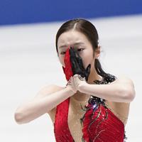 女子ＳＰの演技を終えて感極まる本田真凜＝東京・国立代々木競技場で２０１９年１２月１９日、佐々木順一撮影