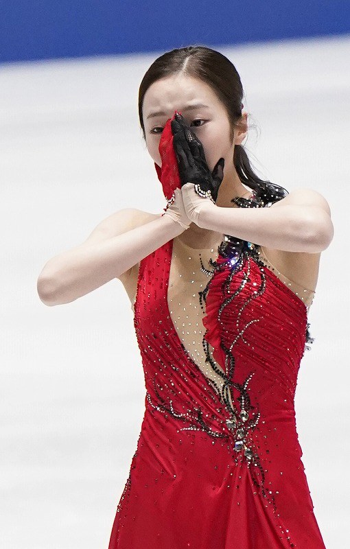 女子ＳＰの演技を終えて感極まる本田真凜＝東京・国立代々木競技場で２０１９年１２月１９日、佐々木順一撮影