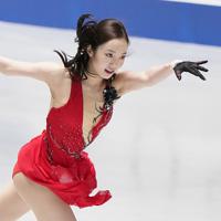 女子ＳＰで演技する本田真凜＝東京・国立代々木競技場で２０１９年１２月１９日、佐々木順一撮影