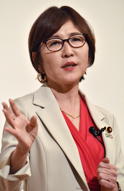 毎日・世論フォーラムで講演する稲田朋美氏=福岡市中央区で2019年12月19日午後1時55分、田鍋公也撮影