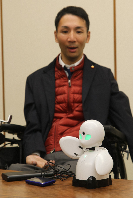 議場で試用したロボットについて説明する林政行議員=奈良市役所で2019年12月16日、姜弘修撮影