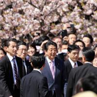 「桜を見る会」で招待者にあいさつして回る安倍晋三首相＝東京都新宿区の新宿御苑で2019年4月13日、喜屋武真之介撮影