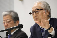 かんぽ生命保険の不正販売問題について記者会見する日本郵政の長門正貢社長（右）。左は日本郵便の横山邦男社長＝2019年12月18日、小川昌宏撮影