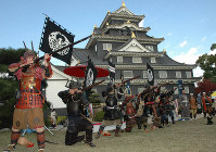 歴史イベント「戦国の貴公子　宇喜多秀家☆フェス」で鉄砲の構えを披露する備州岡山城鉄砲隊員ら＝岡山城天守閣前広場で2009年11月21日、椋田佳代撮影