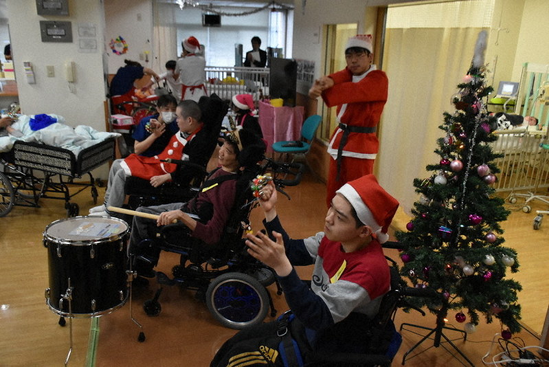サンタと歌って踊って楽しい♪クリスマス 国立病院機構甲府病院 ／山梨 毎日新聞