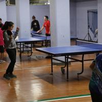 メトロ卓球場で楽しむ人々。外国人の姿も=神戸市中央区で、桜井由紀治撮影
