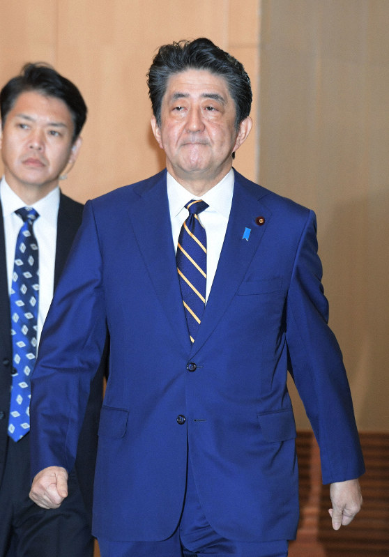 首相官邸に入る安倍晋三首相=2019年12月20日午前8時58分、川田雅浩撮影