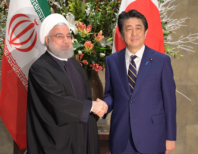 首脳会談を前に握手するイランのロウハニ大統領(左)と安倍晋三首相=首相官邸で2019年12月20日午後5時56分、川田雅浩撮影