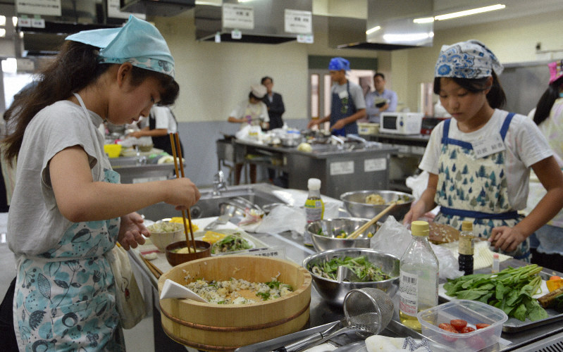朝食を作る人たち。「10時間ダイエット」では朝食を遅めに、夕食を早めにとる人が多かった