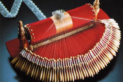 ボビンレースを制作する道具「ピロー」