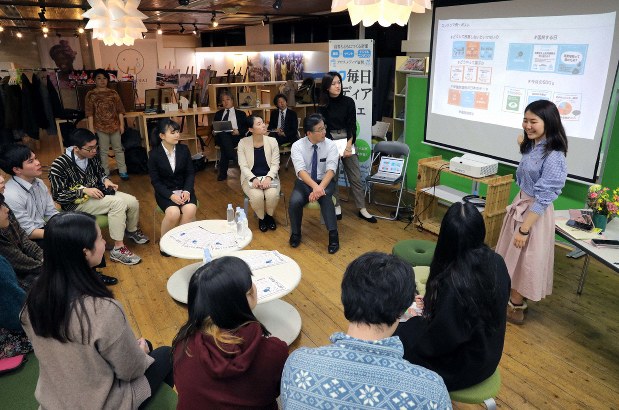 車座座談会で話すNO YOUTH NO JAPAN代表の能條桃子さん(右)ら参加者たち=東京都千代田区で2019年12月18日、宮武祐希撮影