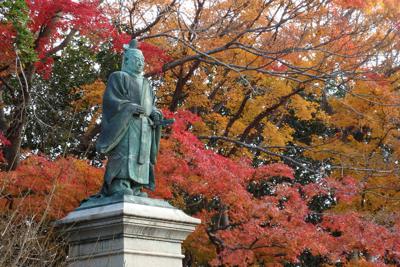 彦根城を見据える形で建つ金亀公園の井伊直弼の銅像＝滋賀県彦根市金亀町で、山本直撮影
