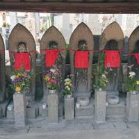 墓ノ堂古墳の六地蔵=四條畷市中野で、松井宏員撮影