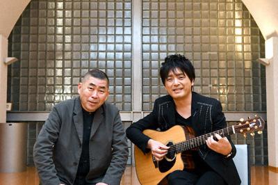 ギタリストの押尾コータローさん（右）と桂南光さん＝京都市上京区で、川平愛撮影
