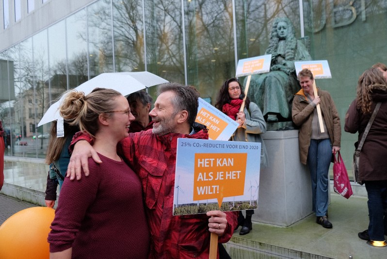 オランダ最高裁判所前で、政府に気候変動対策の強化を求めた判決を待つ原告の環境NGOメンバーら=オランダ・ハーグで2019年12月20日、AP