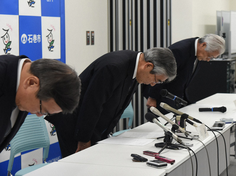 大川小訴訟の敗訴を受け市民に謝罪する亀山紘市長(中央)と市教委の境直彦教育長(左)、菅原秀幸副市長(右)=宮城県石巻市防災センターで2019年12月20日午後4時34分、百武信幸撮影