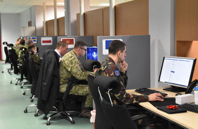 北大西洋条約機構(NATO)のサイバー演習で、スクリーン上の「敵」と戦う兵士たち=エストニア中部タルトゥで2019年12月5日、三木幸治撮影