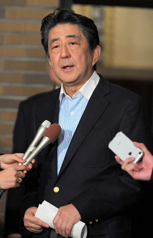 トランプ米大統領と電話で協議した後、記者の取材に応じる安倍晋三首相=首相公邸で2019年12月21日午後11時55分、手塚耕一郎撮影