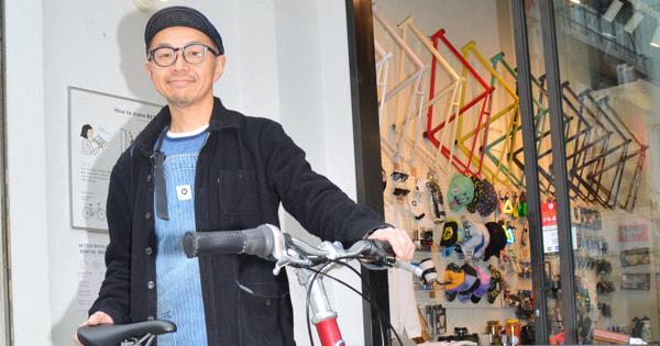 赤いフレームに「C」のマーク 広島・尾道の業者が“カープ色”の