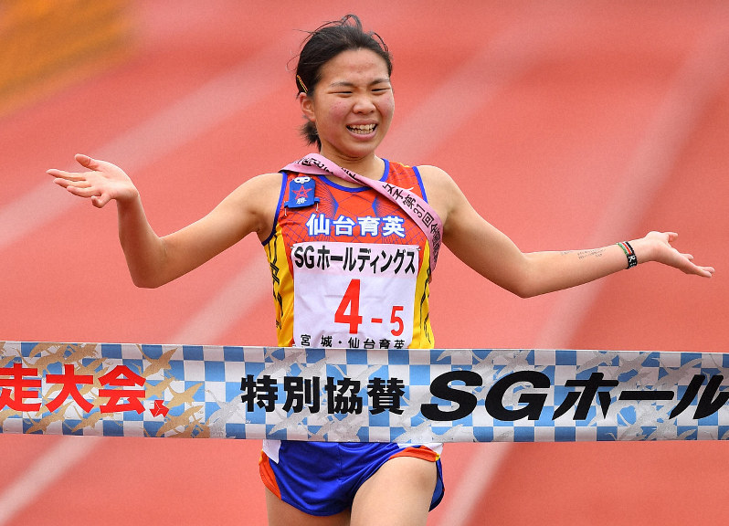 1位でフィニッシュする仙台育英の木村=たけびしスタジアム京都で2019年12月22日、猪飼健史撮影